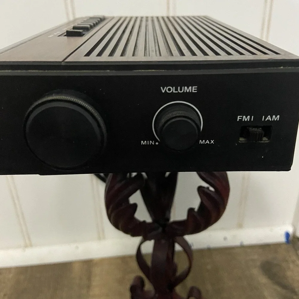 Lloyd's FM-AM Digital Alarm‎ Clock Woodgrain Vintage Retro Red LED Tested Works